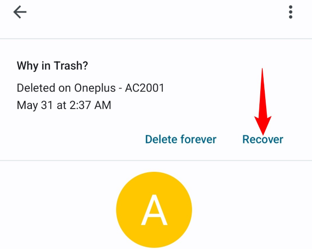 Снимок интерфейса на Android: опция «Восстановить» в разделе Корзина приложения «Контакты».