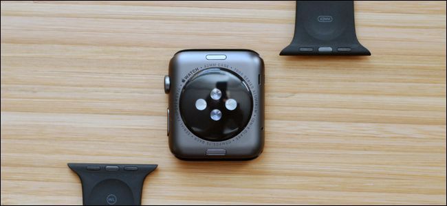 Механизм крепления ремешка: выступ и пружинка