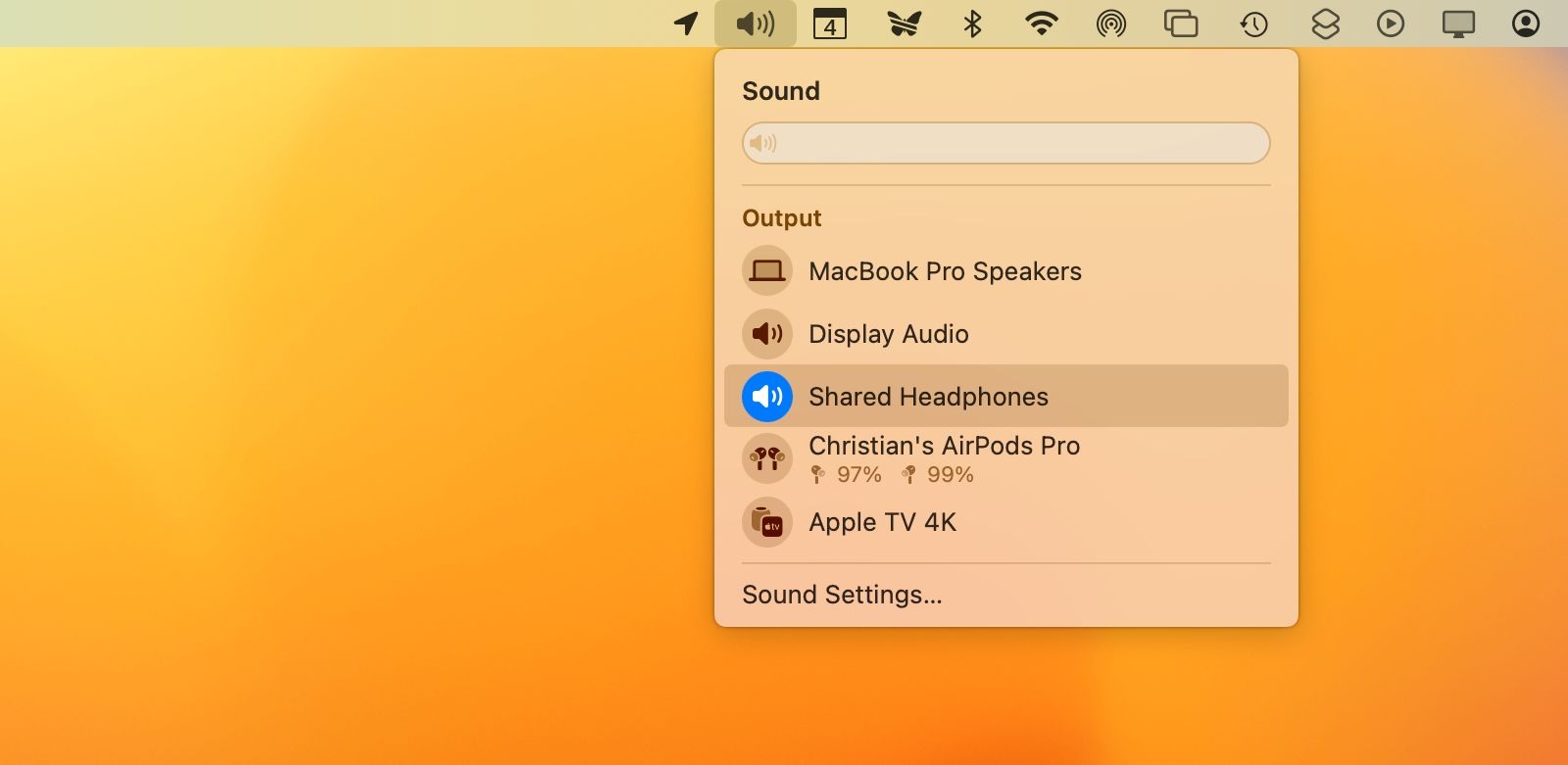 Меню громкости в строке меню macOS с выбранным мульти-выходным устройством
