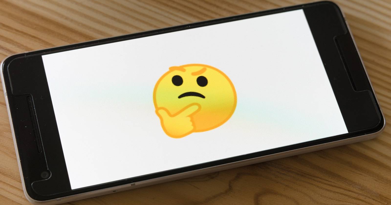 Фото смартфона с эмодзи задумавшегося лица