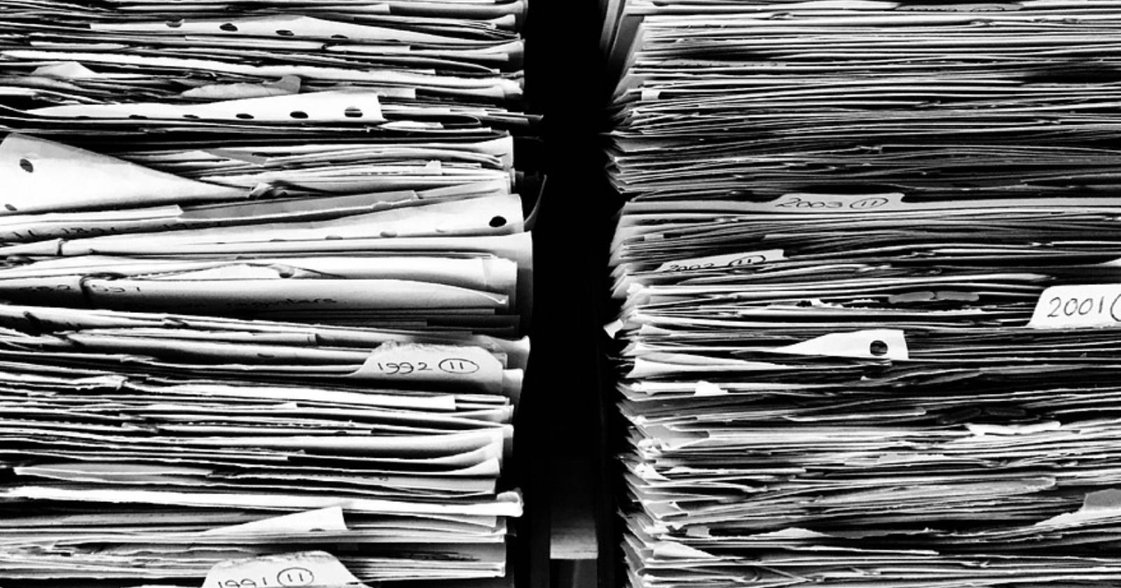 Две стопки файлов и документов, расположенные рядом