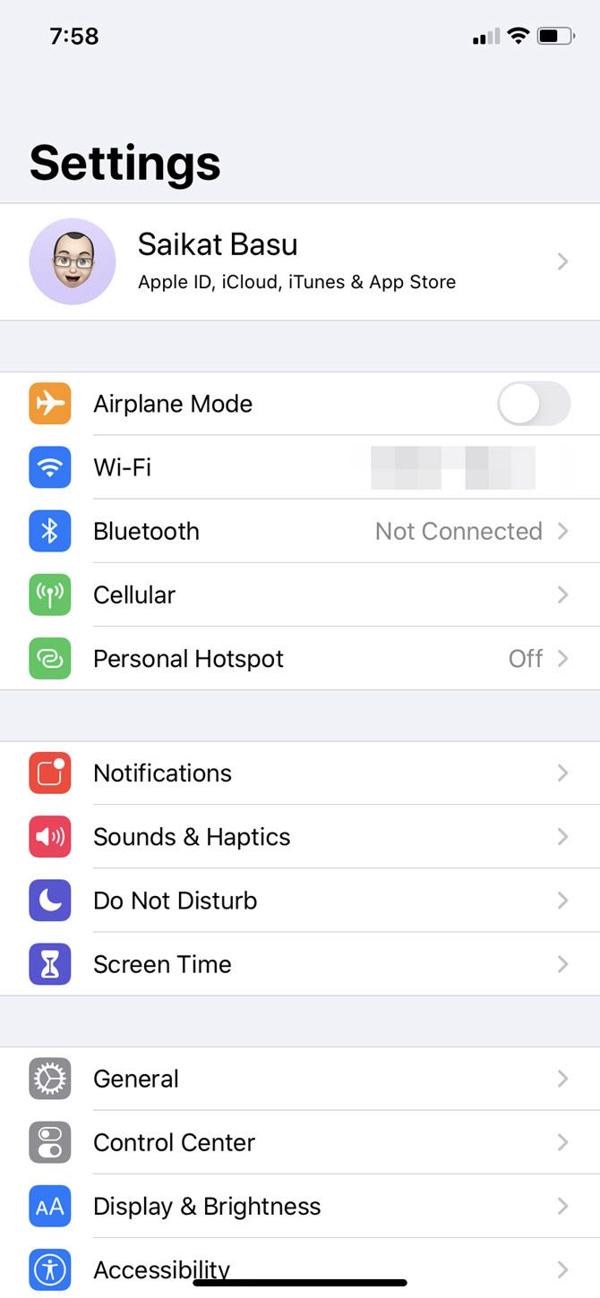 Скриншот: Настройки iPhone с меню Apple ID