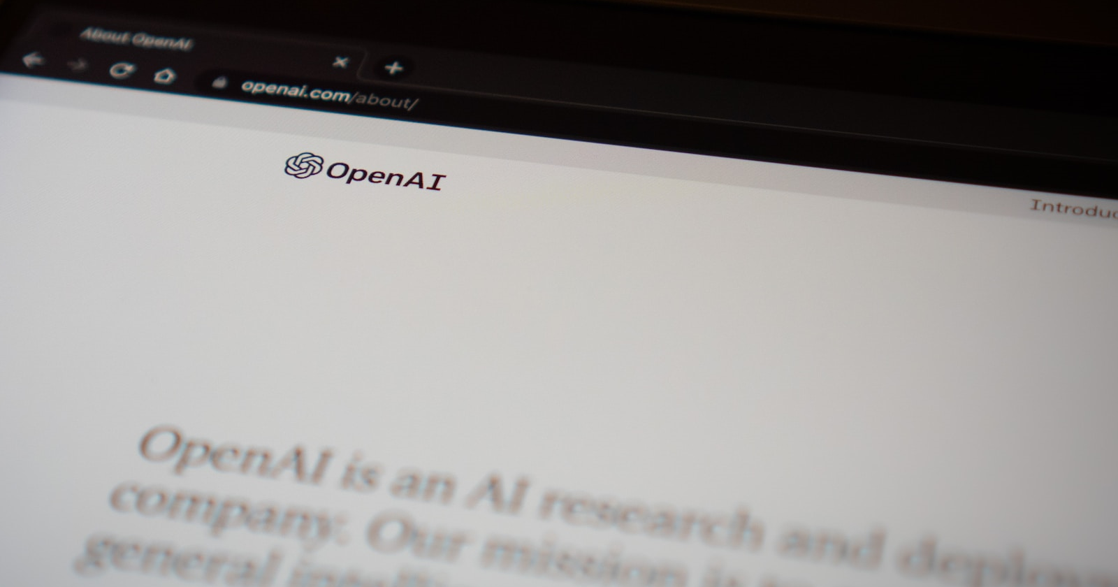 Главная страница OpenAI на ноутбуке, демонстрирующая интерфейс ChatGPT