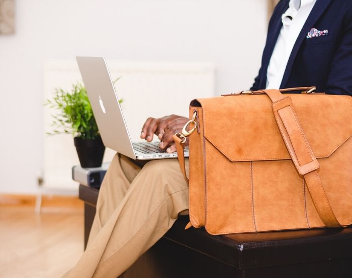 Не работайте на коленях или на кровати