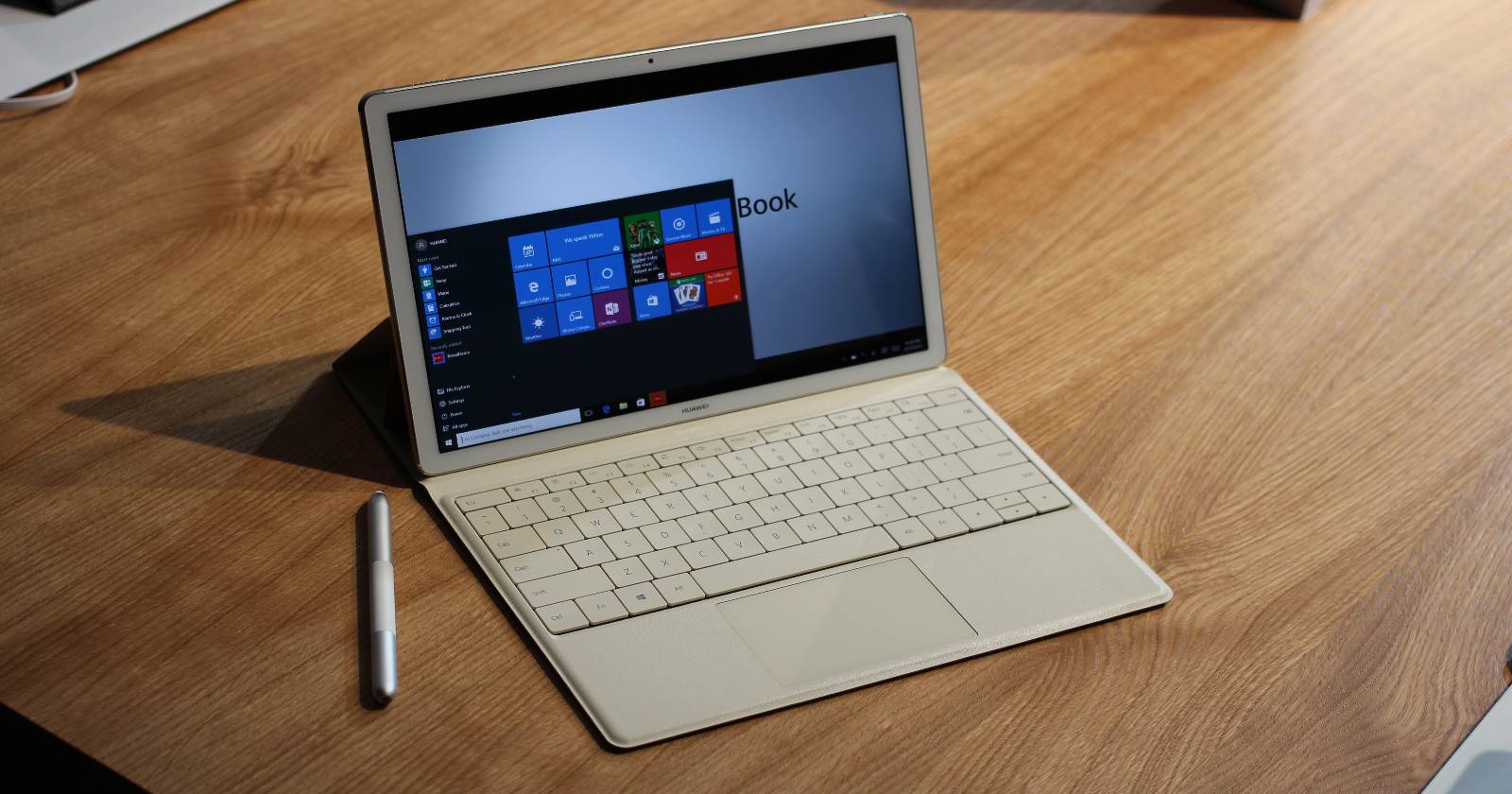 Ноутбук с Windows 10 на рабочем столе