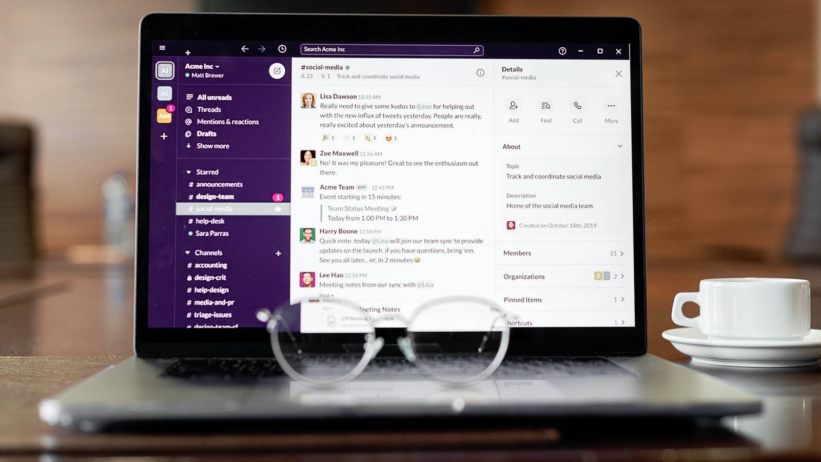 Человек использует приложение Slack на ноутбуке