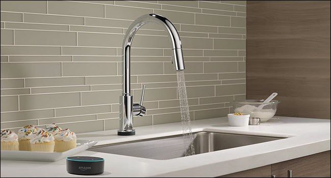 Бесконтактный кухонный кран Delta, управляемый голосовой командой через Amazon Echo