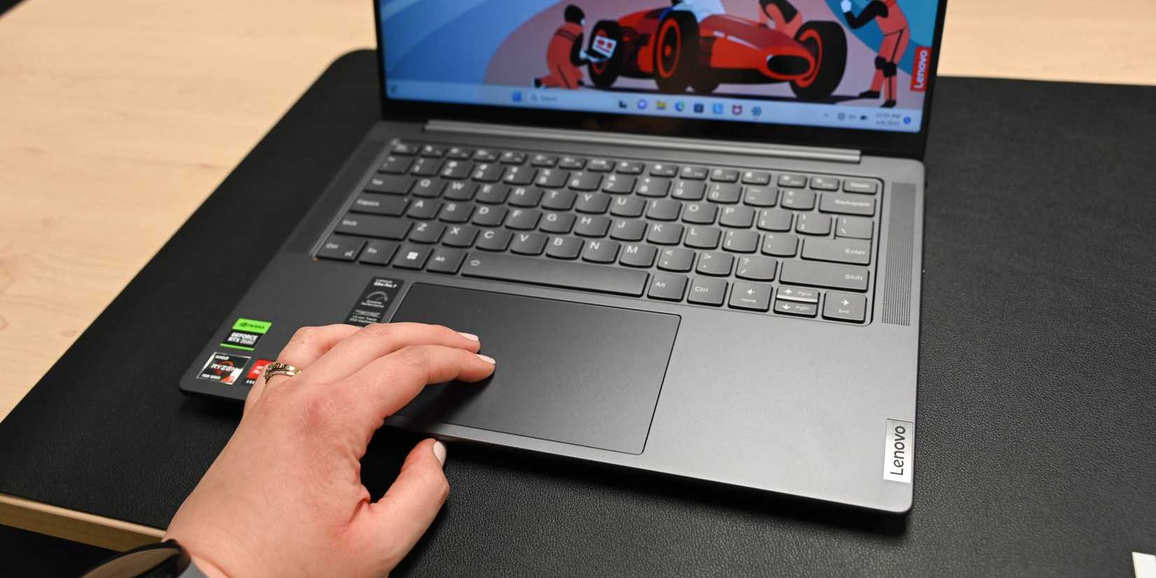Человек использует трекпад на Lenovo Slim Pro 7