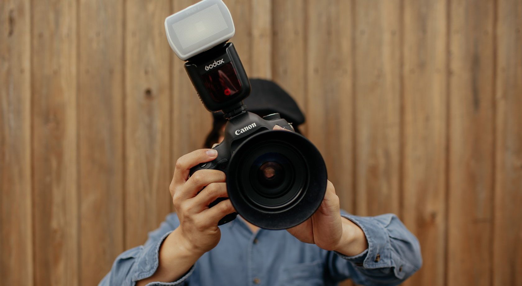 Человек с камерой Canon