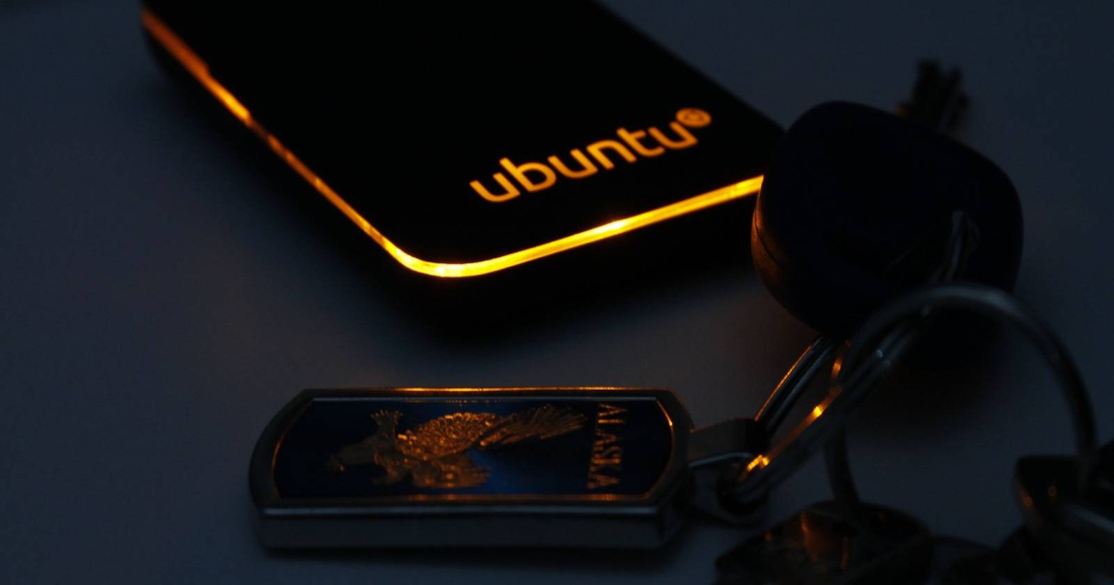 Телефон с надписью «ubuntu» рядом с клавишами клавиатуры