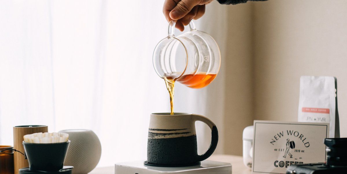 Человек наливает кофе в чашку