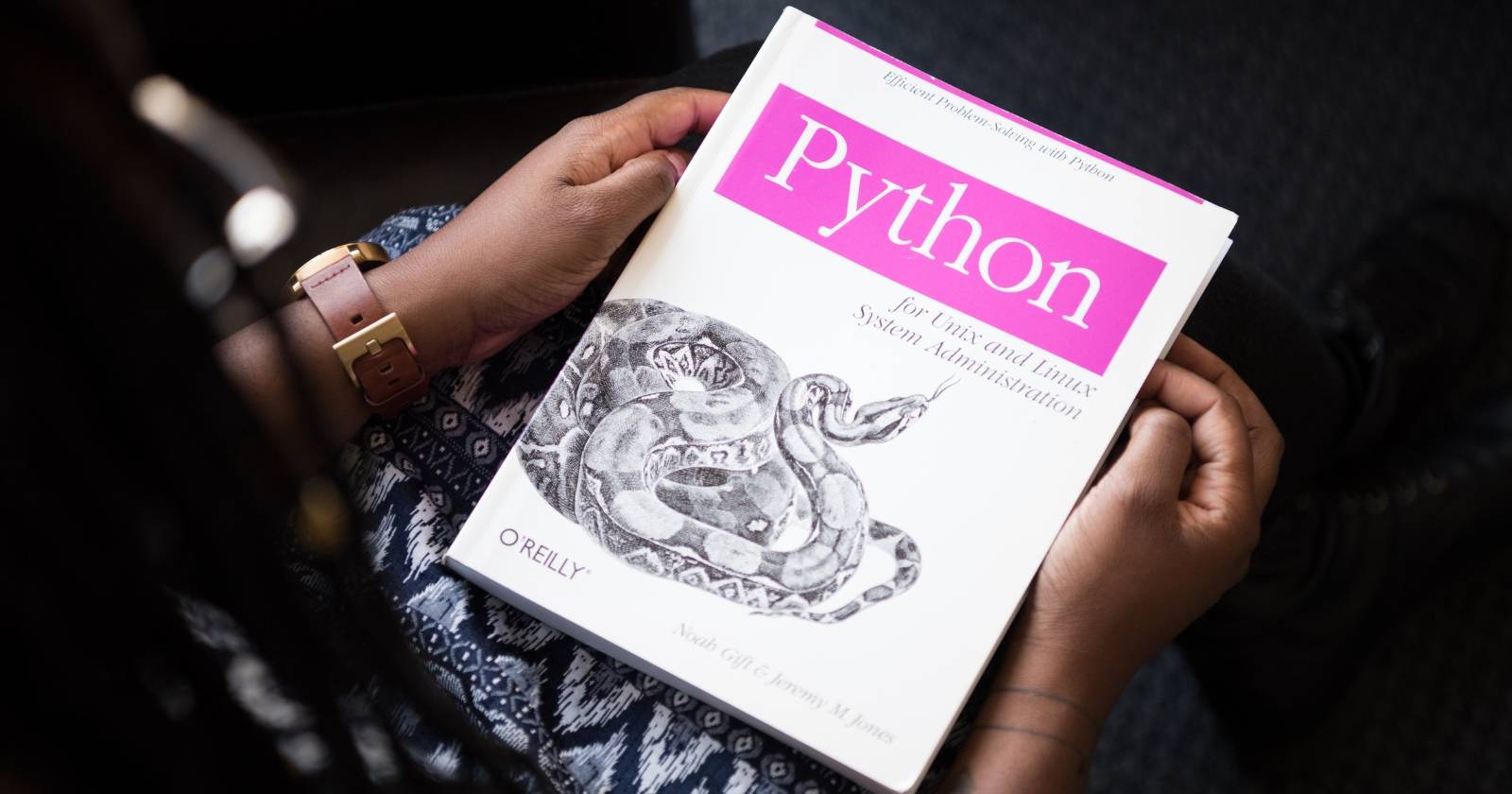 человек держит книгу по Python
