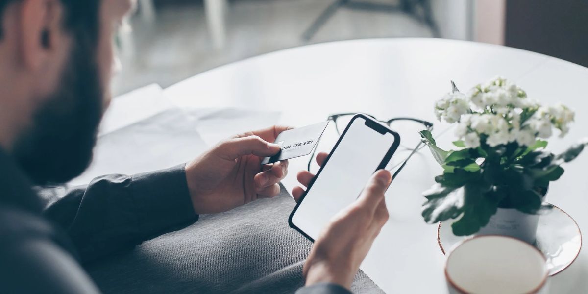 мужчина держит iphone и белую карту