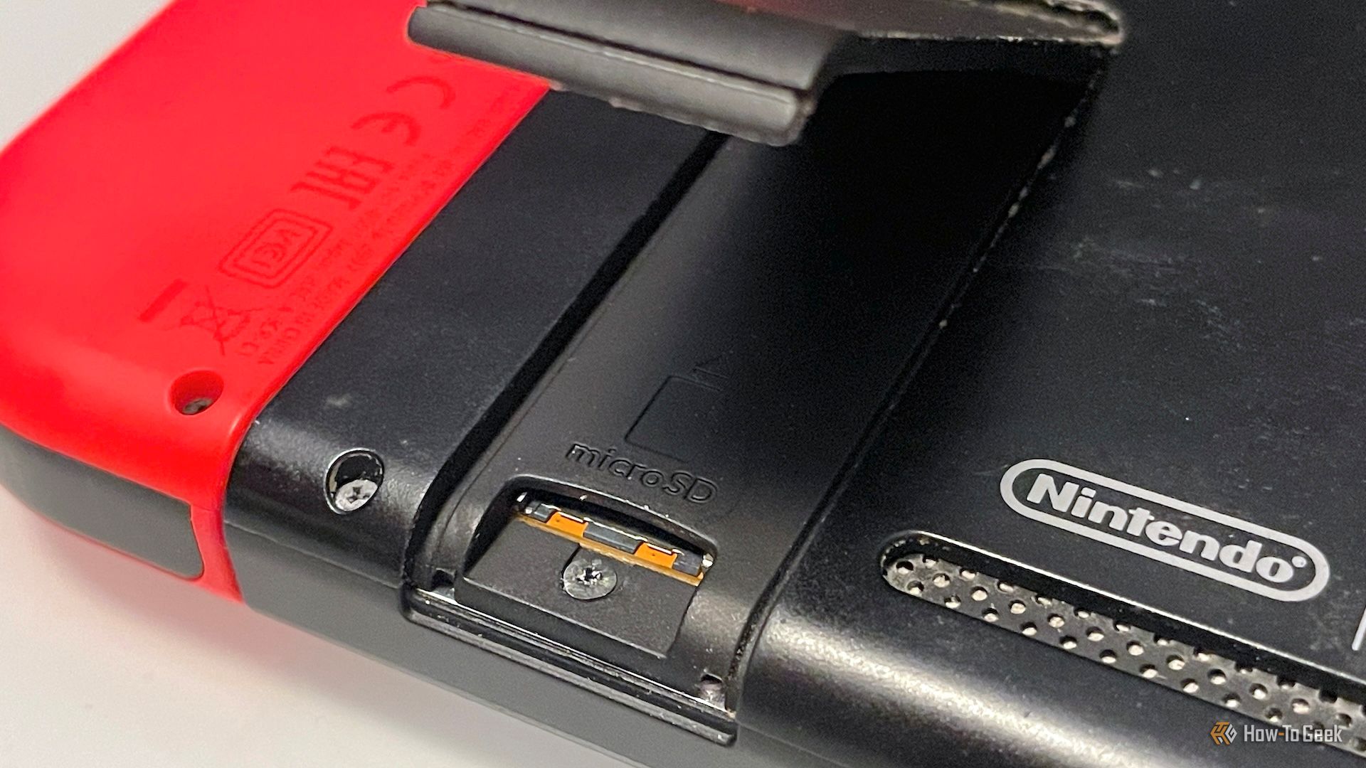 Открытый слот microSD на обратной стороне Switch.