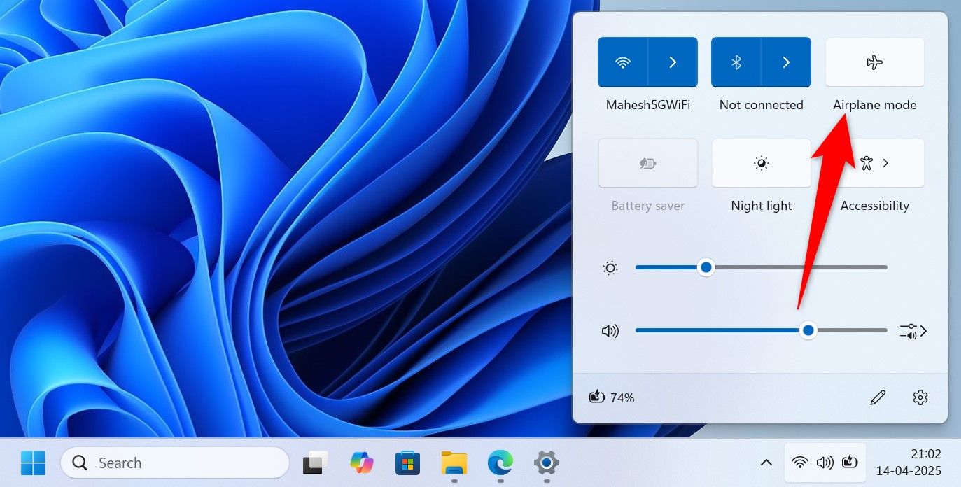 Плитка «Авиарежим» выделена в Центре уведомлений.