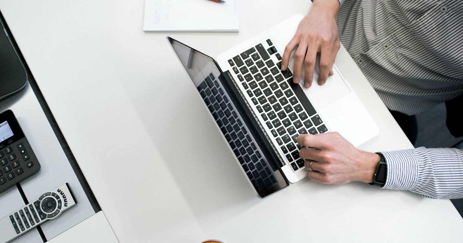 Команда сотрудничает вокруг Mac: ноутбук и несколько людей