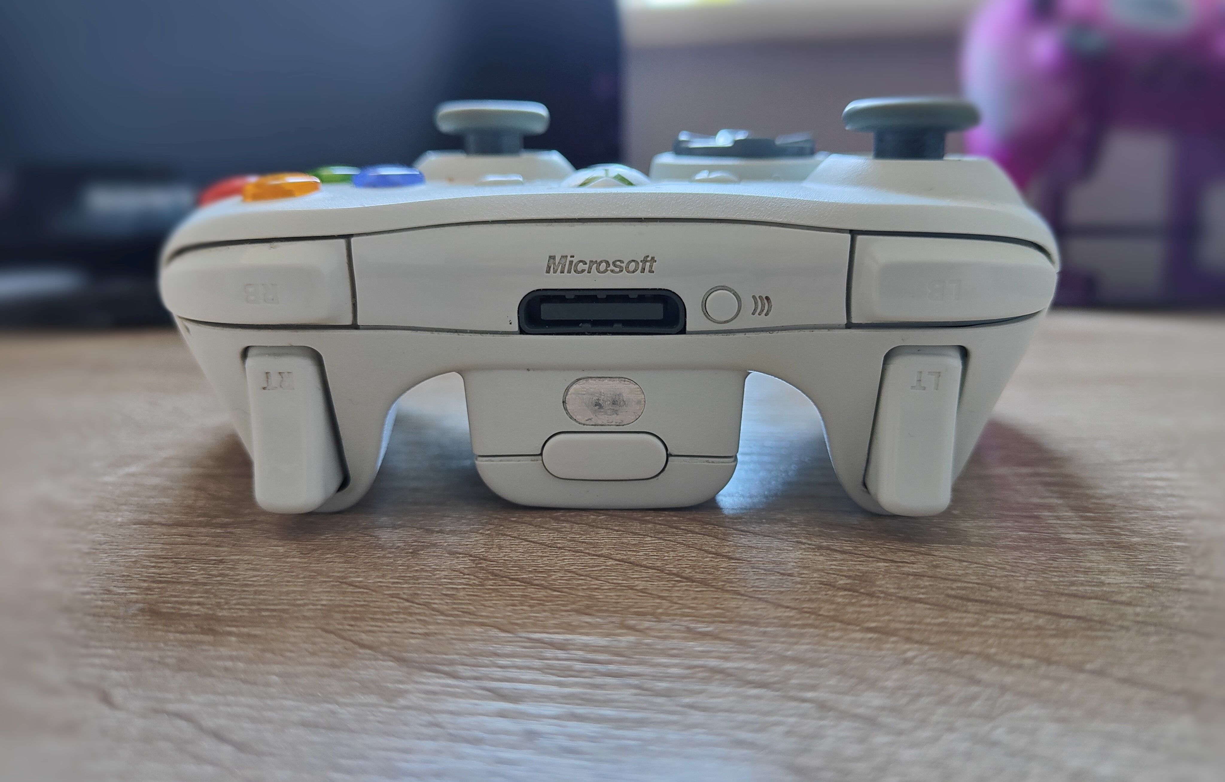 Вид верхнего порта кабеля на оригинальном контроллере Xbox 360