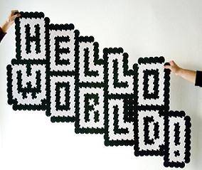 Фото разработчика за ноутбуком с Android SDK