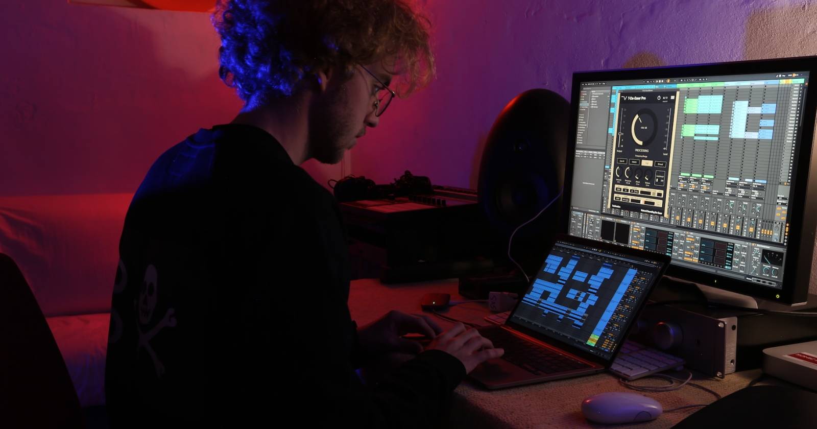 Человек использует программу для аудиопроизводства на MacBook