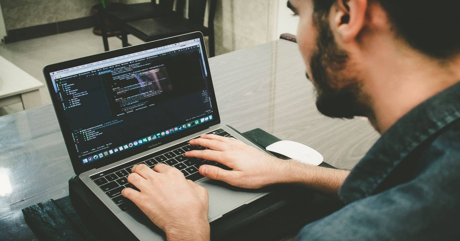 Человек кодирует на ноутбуке