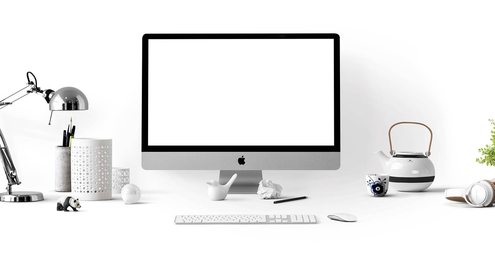 компьютер с пустым экраном в домашнем офисе
