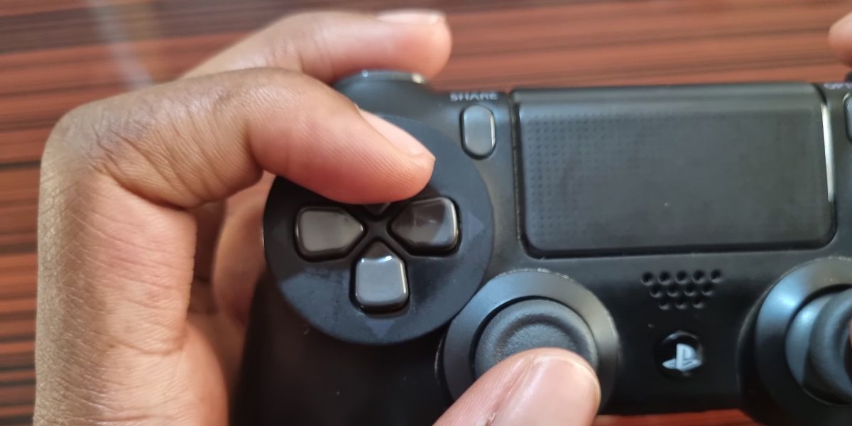 Пример хвата «коготь» слева на контроллере PS4