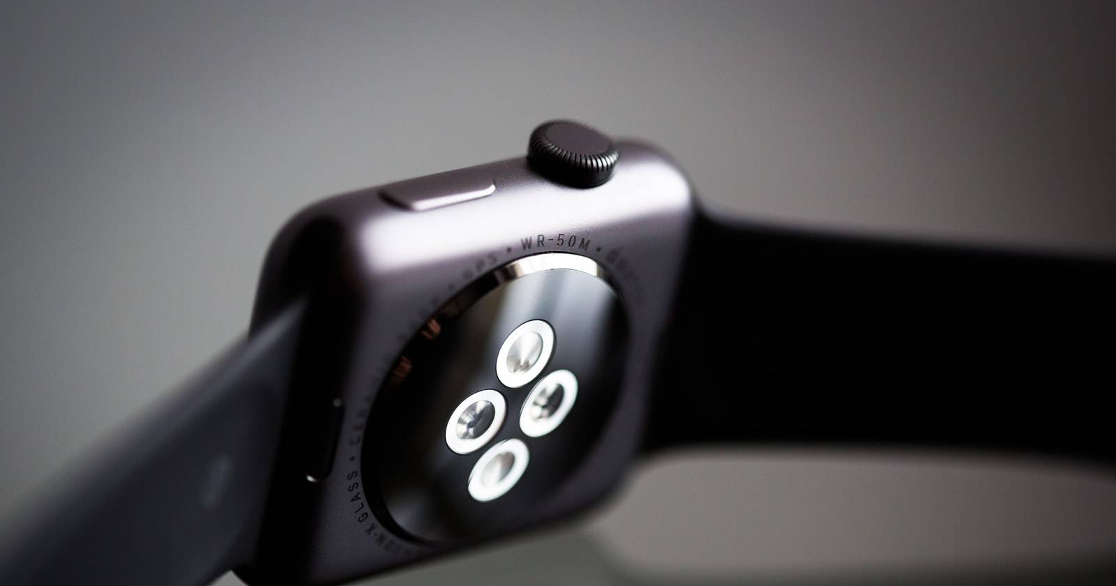 Несколько ремешков Apple Watch разных стилей рядом с часами