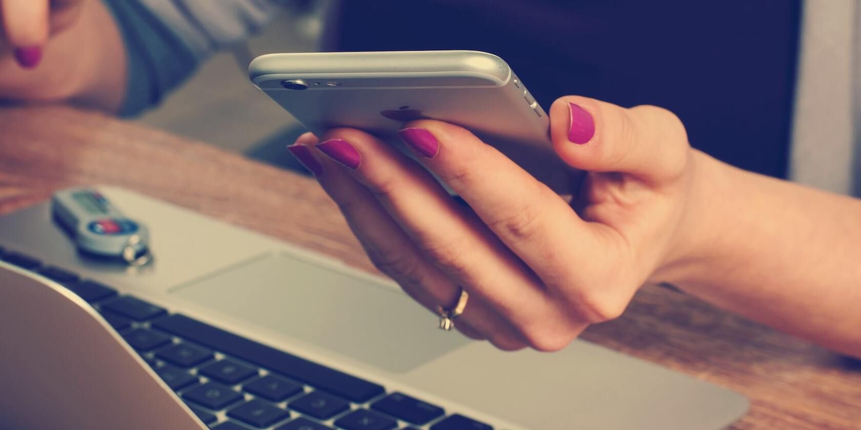 Человек держит iPhone в руке — иллюстрация безопасности