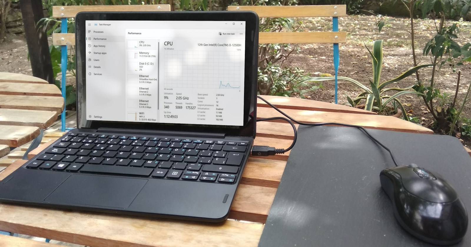 Диспетчер задач на ноутбуке с Windows на столе