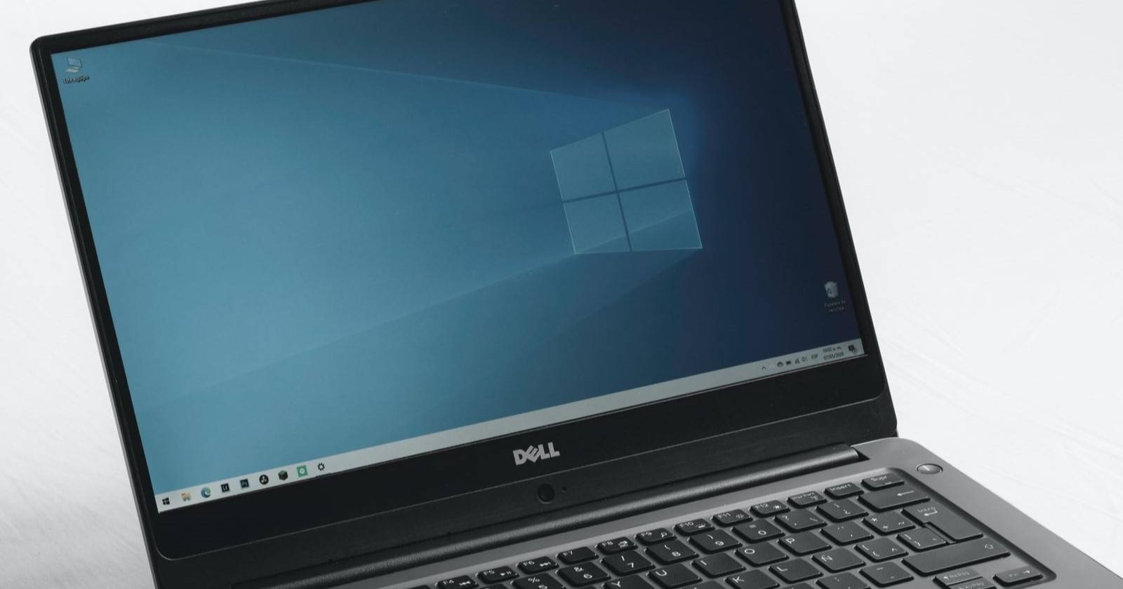 흰색 표면 위의 Windows 10 노트북 전면 사진