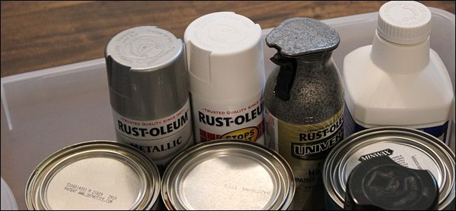 Банка краски лежит в плохо вентилируемом гараже рядом с инструментами