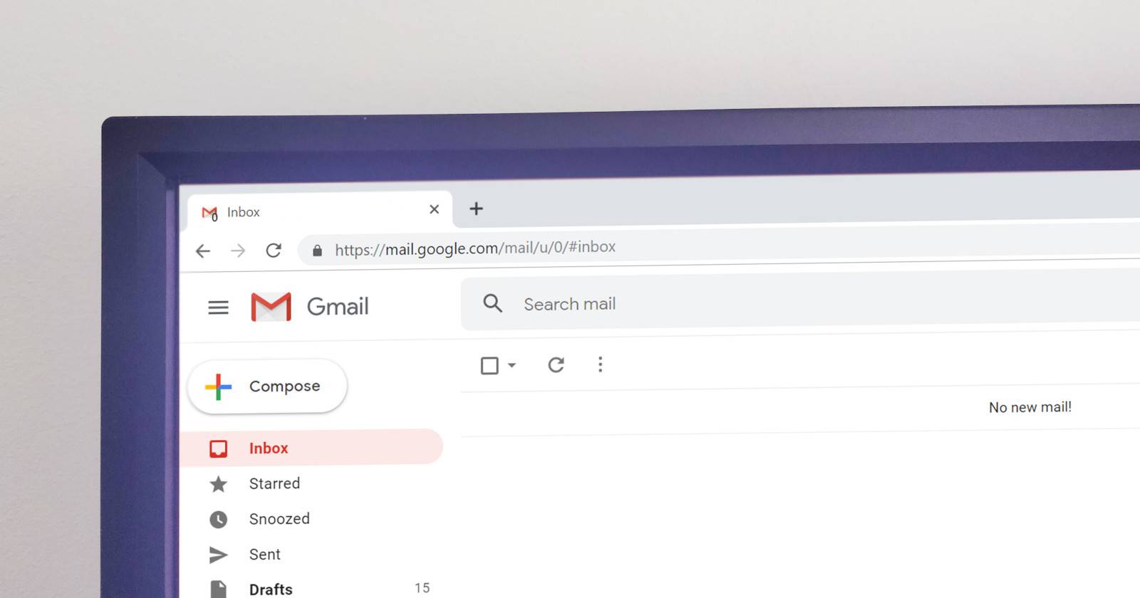 Человек нажимает на иконку печати в электронной почте на экране ноутбука