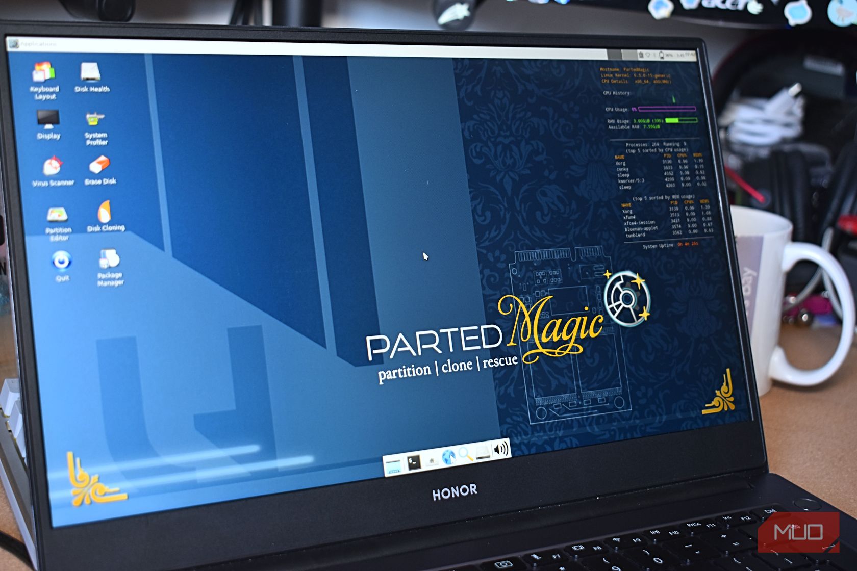 PartedMagic запущен на ноутбуке в режиме Live