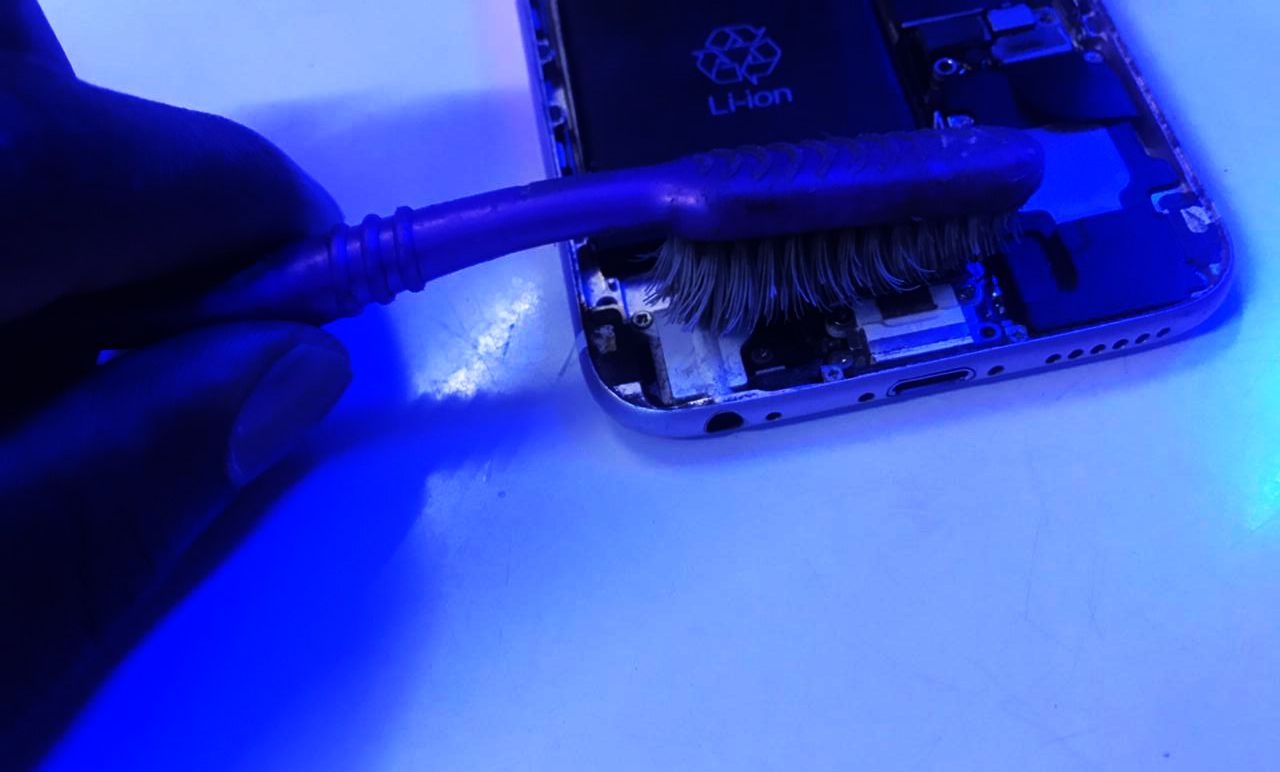 Очистка области вокруг разъёма зубной щёткой