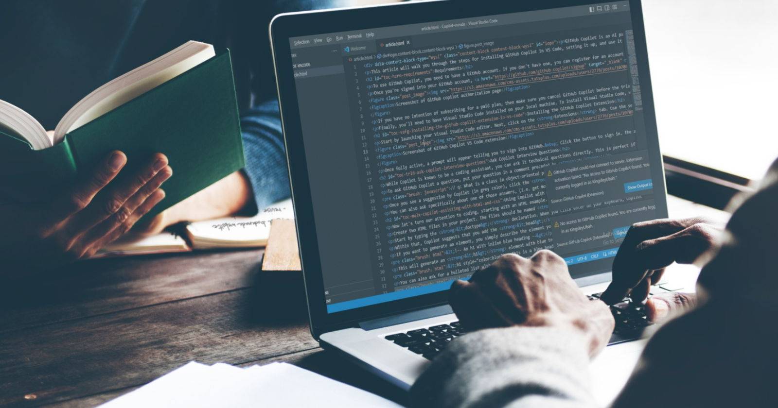 Человек работает за MacBook Pro