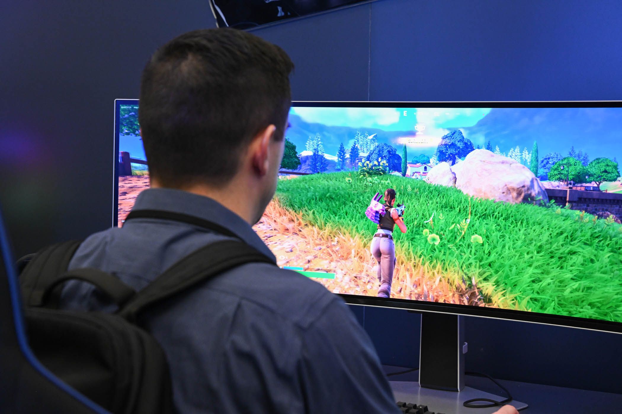 Человек играет в Fortnite на изогнутом мониторе Samsung Odyssey на CES 2024.