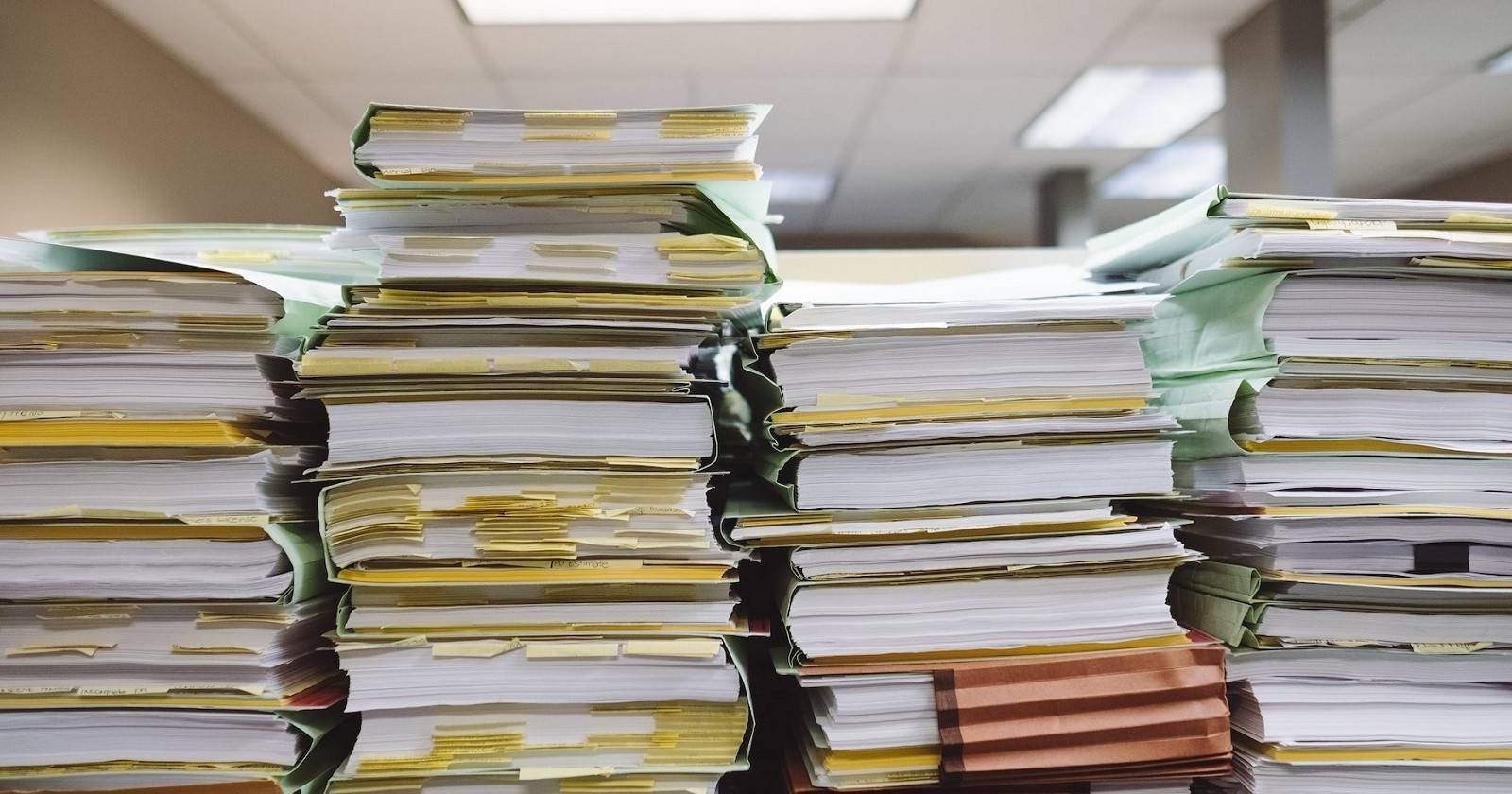 Стопка документов на столе