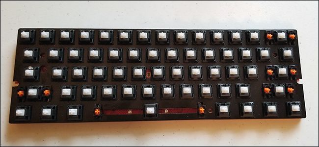 Плата с переключателями и пластиной сверху