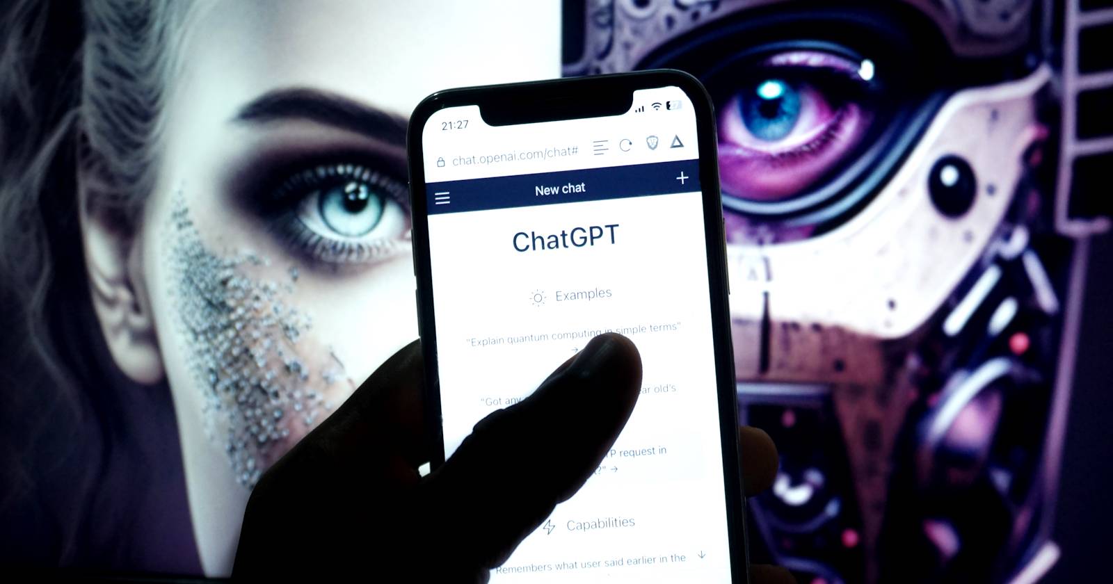Смартфон с ChatGPT на фоне робота и нейросетевого интерфейса