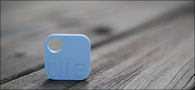 Крупный план Tile на столе, показывающий логотип и размер