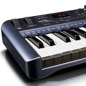 Чёрно‑белый снимок музыканта с iPad и MIDI‑оборудованием