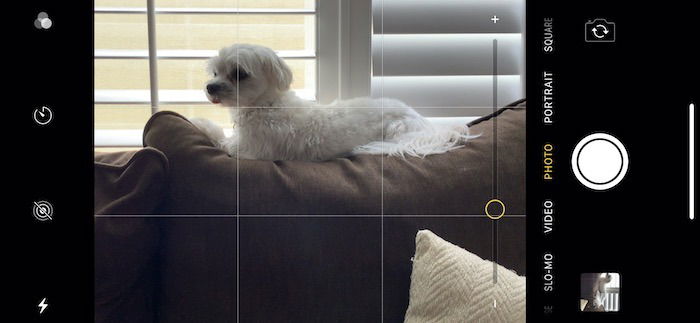 Показан жест «щипок» для приближения и панель зума внизу экрана