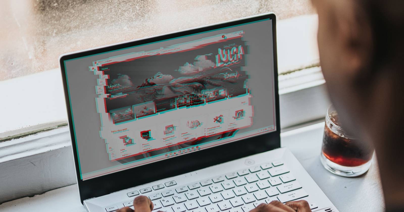 Bildschirm mit flackerndem Fenster und Windows-11-Bedienoberfläche