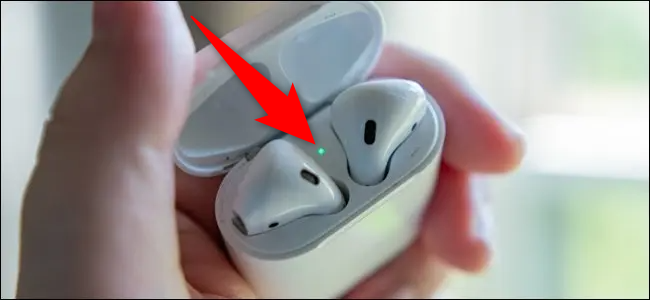 Индикатор состояния зарядки на корпусе кейса AirPods.