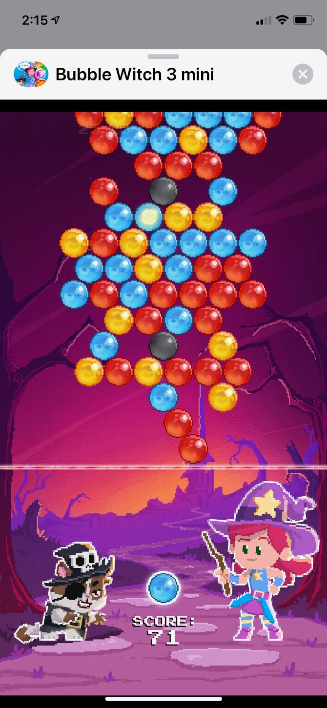 Геймплей Bubble Witch 3 Saga: прицеливание и выстрел по группе пузырей