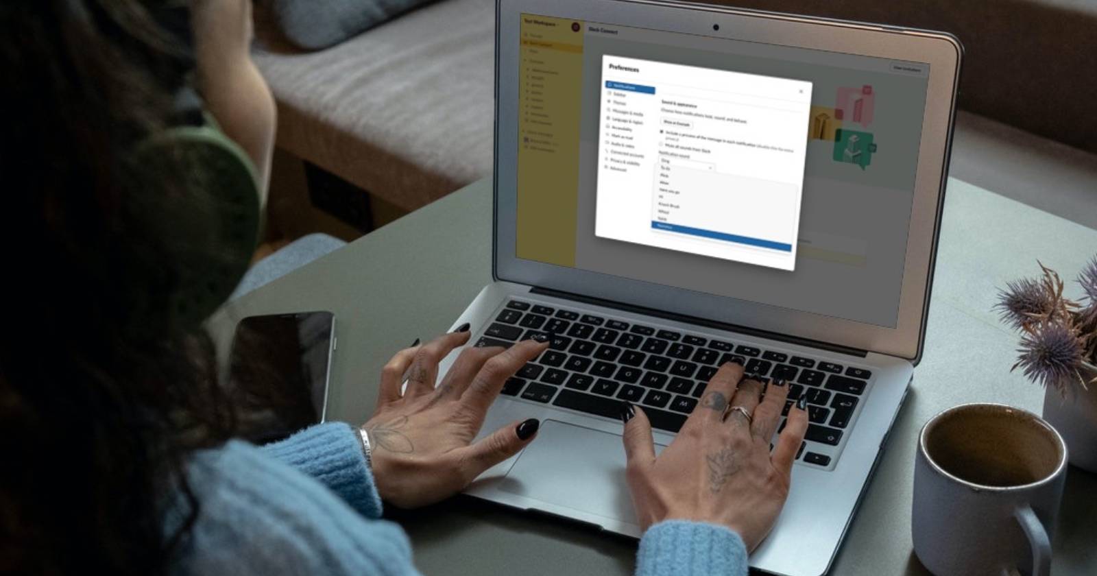 Женщина за ноутбуком: на экране видно окно настроек Slack