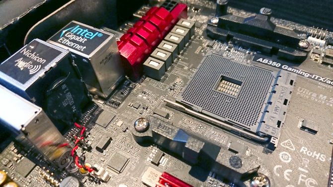 Материнская плата Mini-ITX с разъёмами и радиаторами