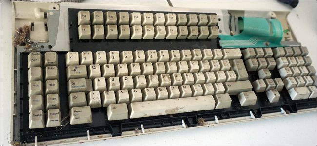 Вид внутренностей корпуса с мусором и предметами