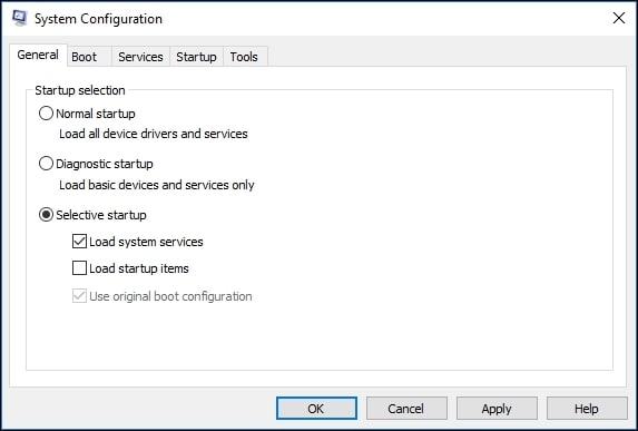Изображение: техник проверяет ноутбук и проводит диагностику системы