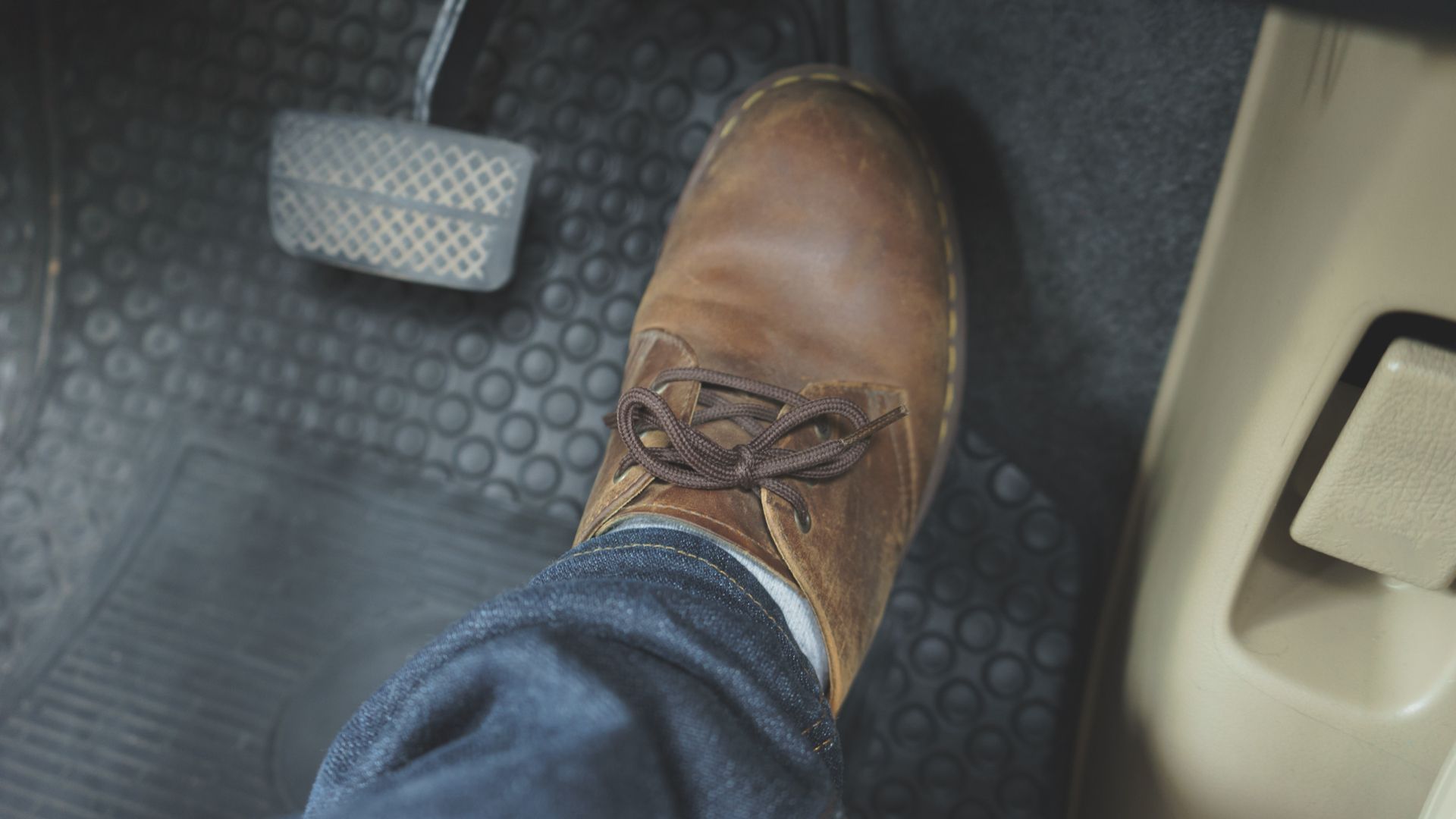 Кожаная обувь нажимает на педаль газа